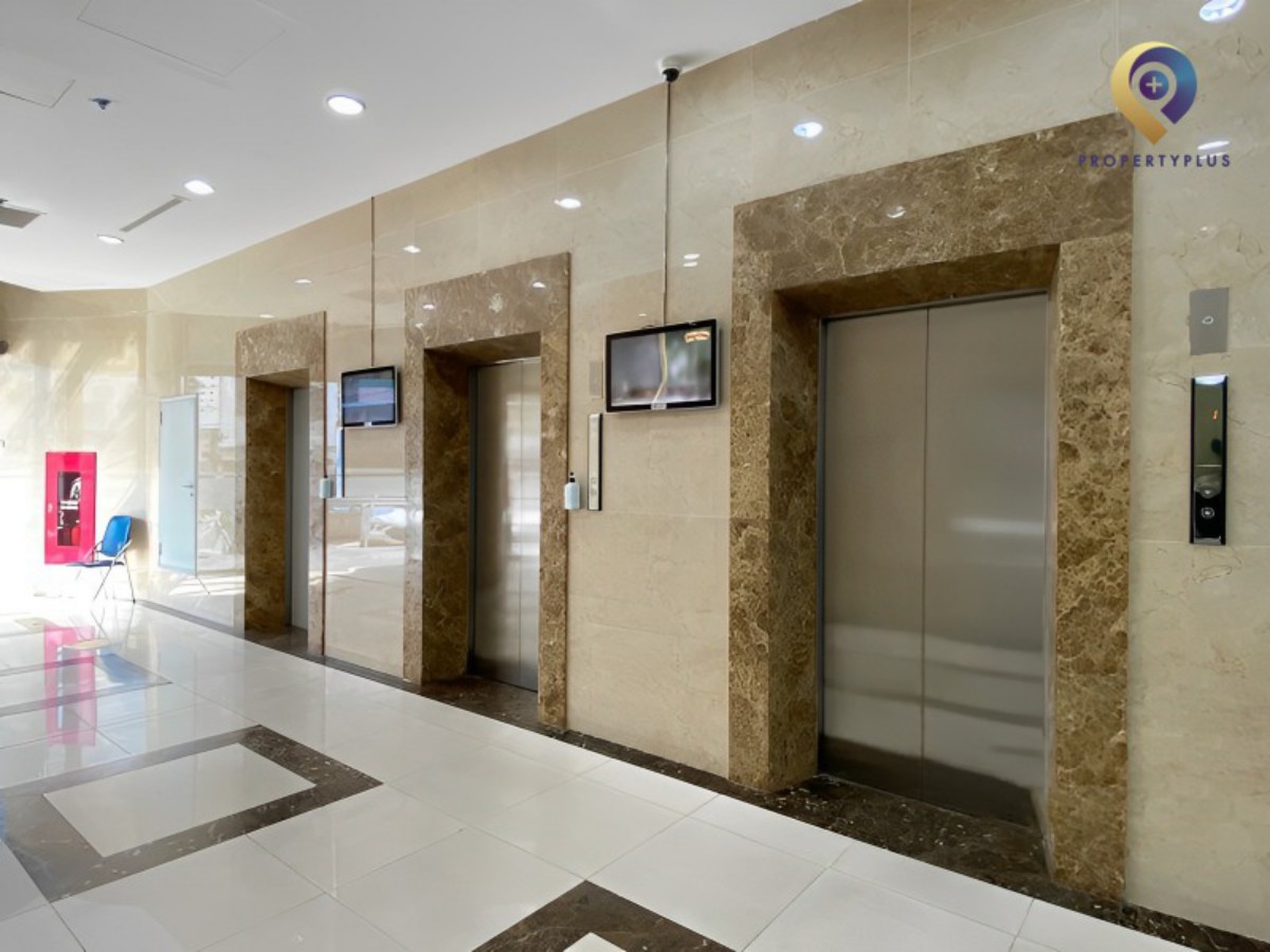 Khu vực thang máy hiện đại tại tòa nhà số 5 Điện Biên Phủ
